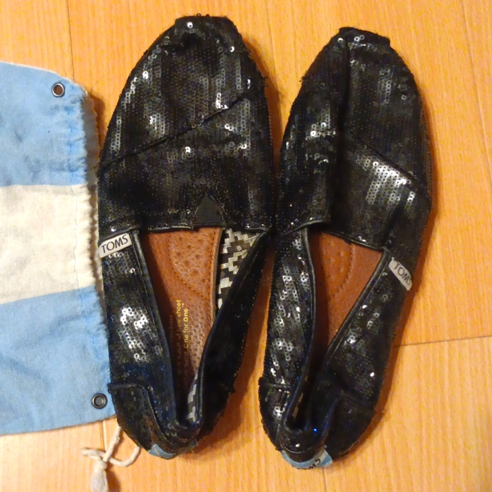 Tom's black shoes